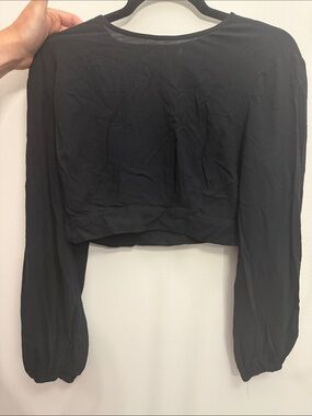 Black Long-Sleeve Cropped Top